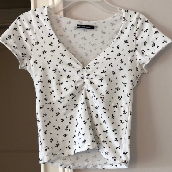 Brandy Melville Tops - Pretty floral brandy top